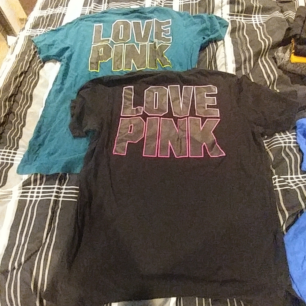 2 small vs pink tshirts